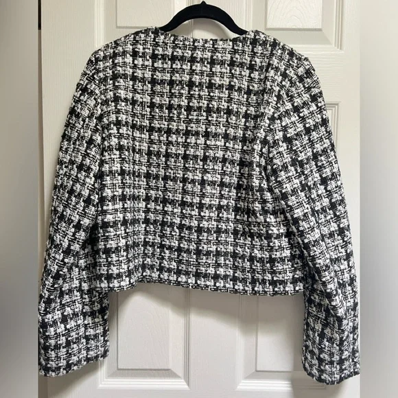 H&M Short Jacket.New with tags.2 front pockets.Jacket is lined. - Picture 3 of 6